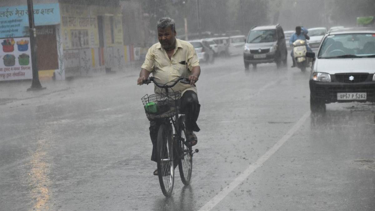 https://www.jagranimages.com/images/newimg/30082025/30_08_2025-rain_gkpnews_24029732.jpg