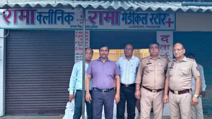 रामा मेडकिल स्टोर पर छापा के दौरान टीम।