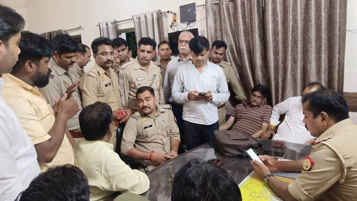 https://www.jagranimages.com/images/newimg/30082025/30_08_2025-sasani_gate_police_24030003.jpg