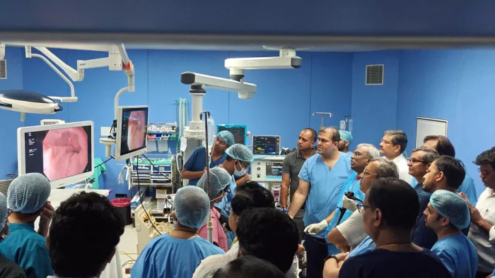 SRN अस्पताल में मेडिकल कालेज और ग्रामीण क्षेत्र के CHC से आए सर्जनों को एंडोस्कोपी की नई तकनीक बताते विशेषज्ञ।