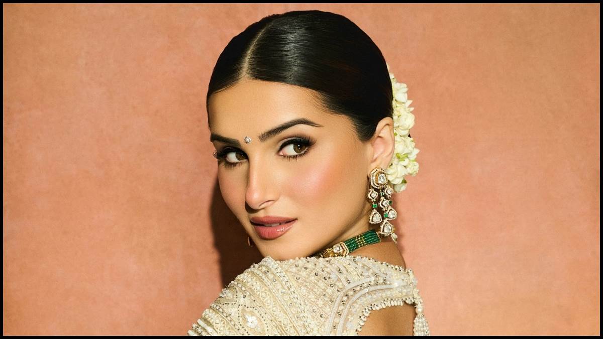 https://www.jagranimages.com/images/newimg/30082025/30_08_2025-tara_sutaria_veer_pahariya_romantic_photo_24030266.jpg