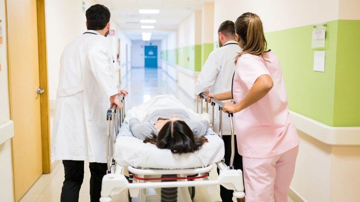 https://www.jagranimages.com/images/newimg/30082025/30_08_2025-treatment_in_hospital_24030472.jpg