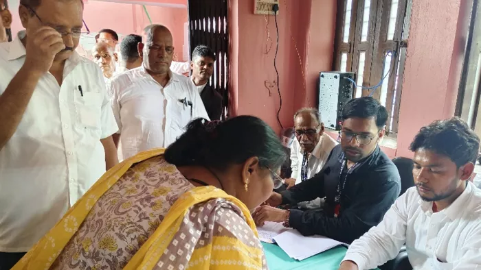 हिलसा अधिवक्ता संघ का द्विवार्षिक चुनाव में वोटिंग करते वोटर