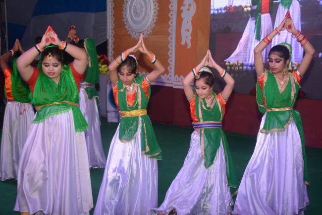 हम तो हैं परदेश में, देश में निकला होगा चांद..