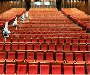 मल्टीप्लेक्स से कोरोना संक्रमण दूर करते कर्मचारी।