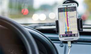 वाहन चलाते समय कर पाएंगे फ़ोन का इस्तेमाल (Photo Credit: Pixabay)
