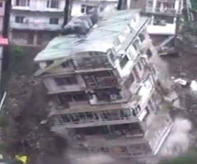 शिमला के कच्ची घाटी में सात मंजिला इमारत गिरी। वीिडयो ग्रैब