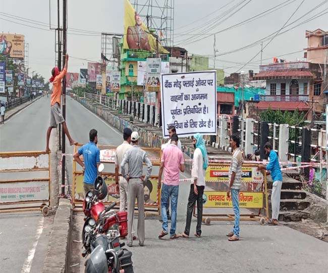 मरम्मत कार्य के लिए बैंक मोड़ ओवर ब्रिज बंद ( फोटो जागरण)।