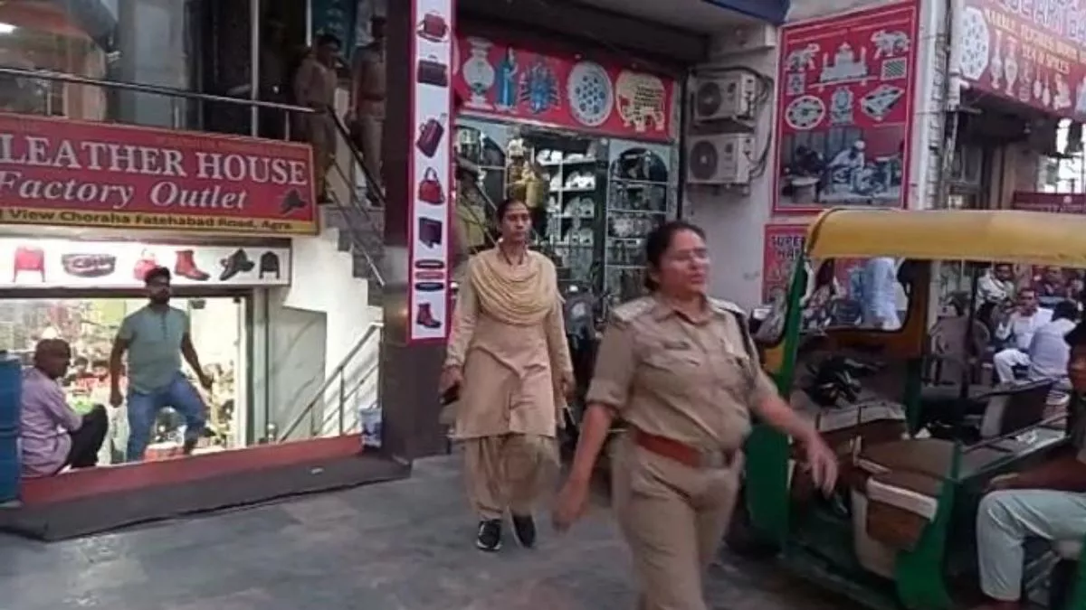 Agra News: आगरा पुलिस ने होटल में छापामार कर युवक-युवतियों को पकड़ा है।