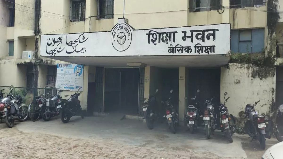 Lucknow: प्राइमरी स्कूल में जमीन पर रोटी रखने का मामला, प्रभारी प्रधानाध्यपक का वेतन रोका; बीईओ को चेतावनी