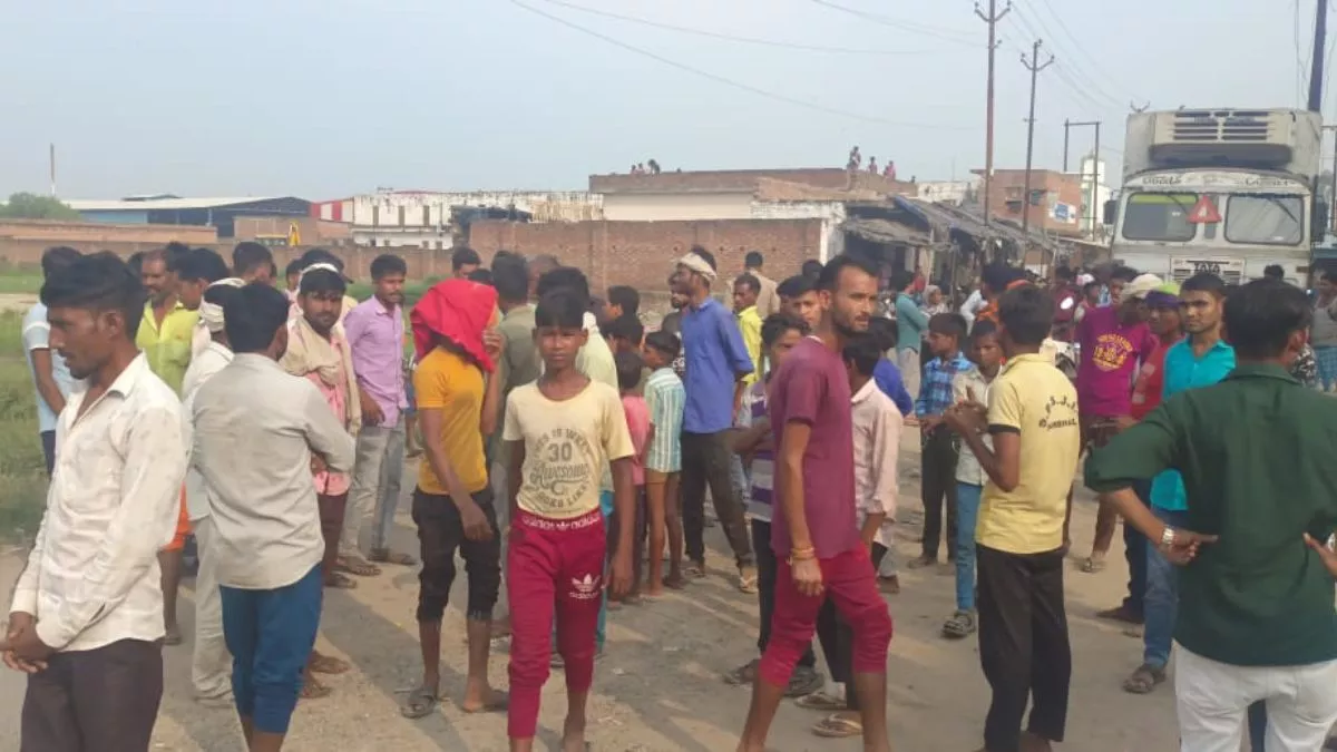 Sambhal News: मीट फैक्ट्री के कर्मचारियों ने छात्राओं पर कसी फब्तियां, विरोध करने पर युवक को पीटा