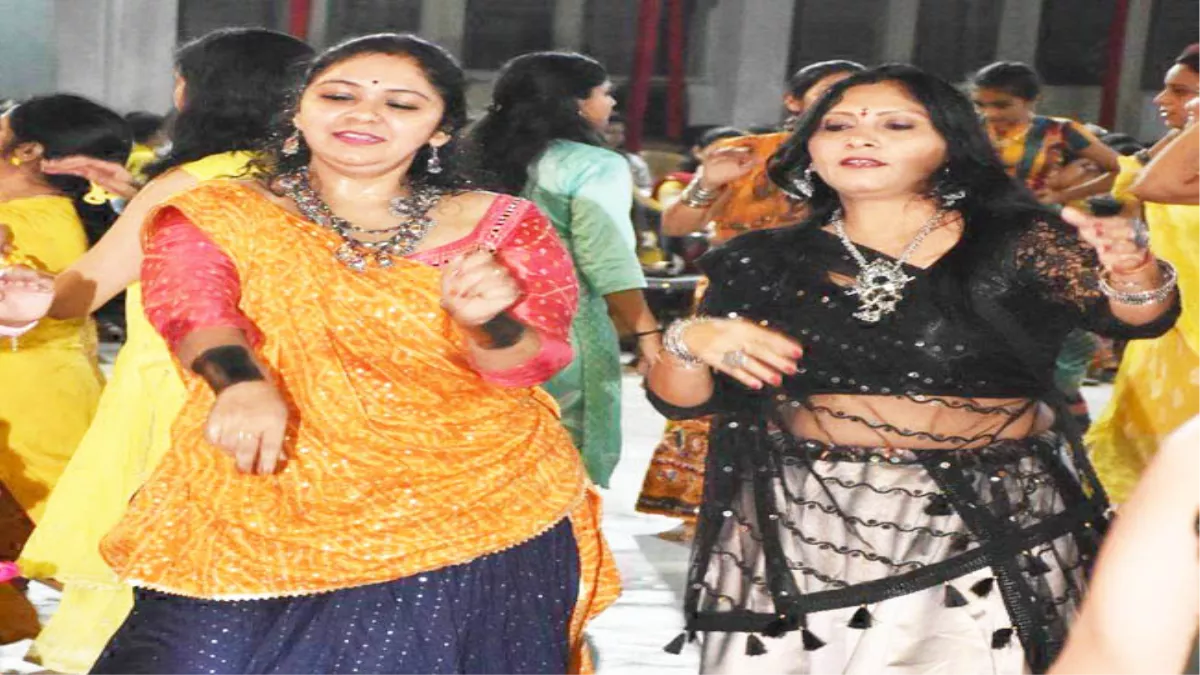 Durga Puja 2022 : डांडिया व गरबा में युवतियां मचा रही धमाल