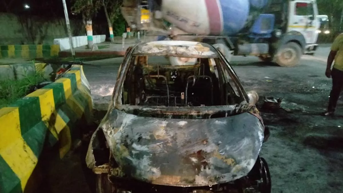 Noida Car Fire: देखते ही देखते कार पूरी तरह जलकर खाक हो गई।