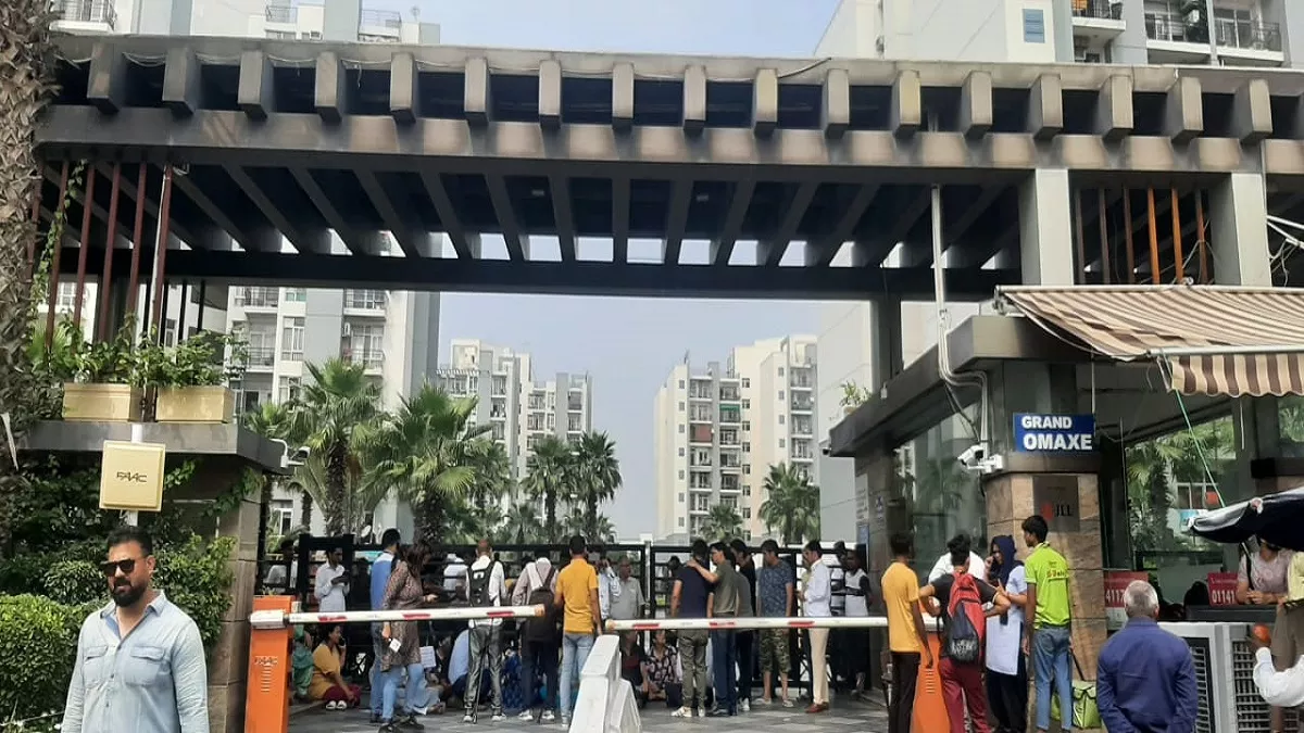 Noida: ग्रैंड ओमेक्स सोसायटी में 20 दिन तक नहीं चलेगा बुलडोजर, HC ने लगाई रोक; कार्रवाई के बाद फिर लगाए पौधे