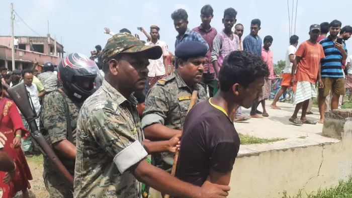 मूर्ति क्षतिग्रस्त करने के आरोपित को पकड़कर ले जाते पुलिसकर्मी।