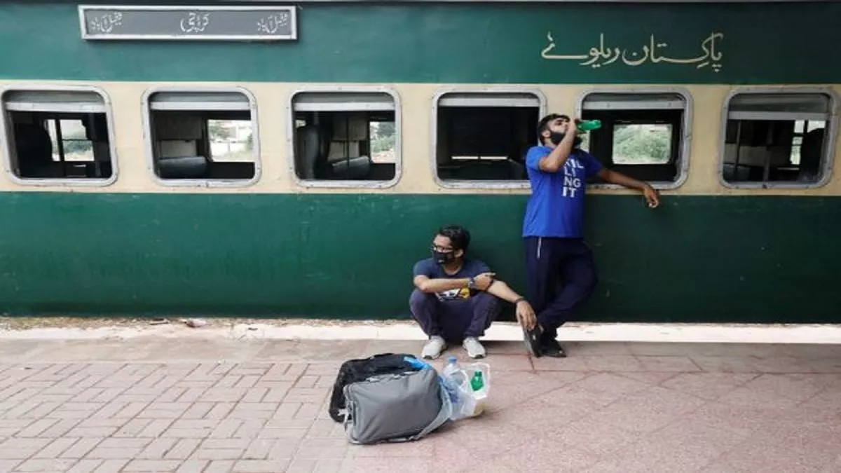 पाकिस्तान में बढ़ते ईंधन संकट के कारण पाकिस्तान रेलवे की सेवाएं चरमराई। (फोटो क्रेडिट- एएनआइ)