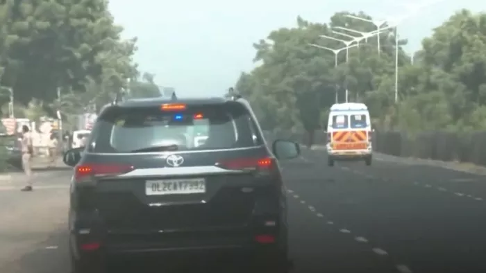 एंबुलेंस को रास्ता देने के लिए रुका पीएम मोदी का काफिला। फोटो इंटरनेट मीडिया