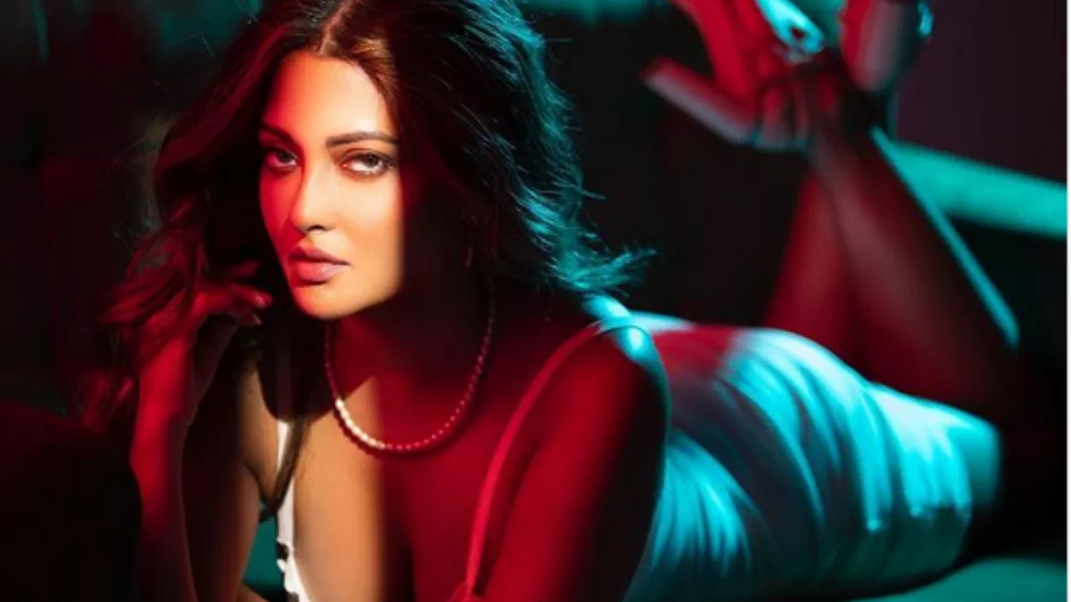 Riya Sen ने  बिकिनी में करा डाला ऐसा बोल्ड फोटोशूट, लोगों ने कहा- 'ये राजघराने से ताल्लुक रखती हैं...'