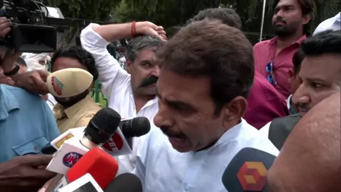 सचिन पायलट के समर्थकों ने गहलोत के सामने की नारेबाजी। (फोटो-एएनआइ)