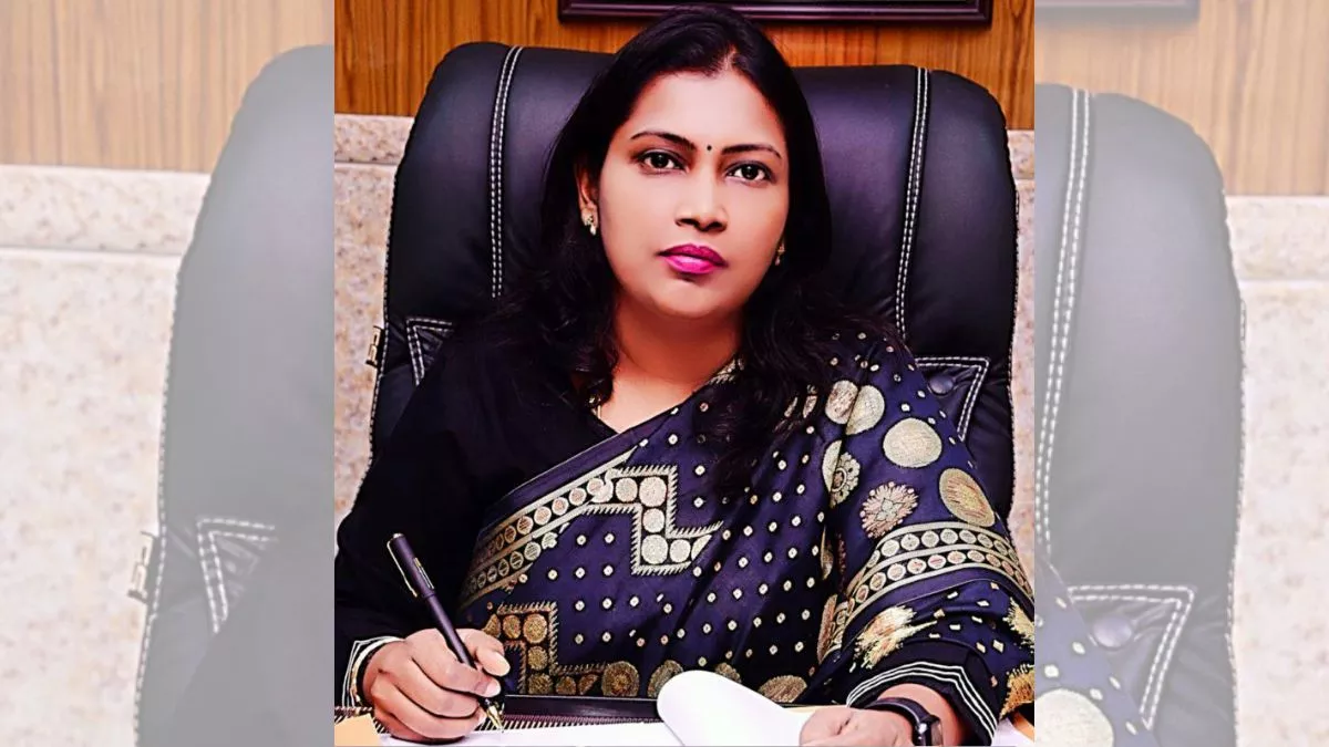 Meerut Commissioner सेल्‍वा कुमारी जे को मेरठ का नया मंडलायुक्‍त बनाया गया है।