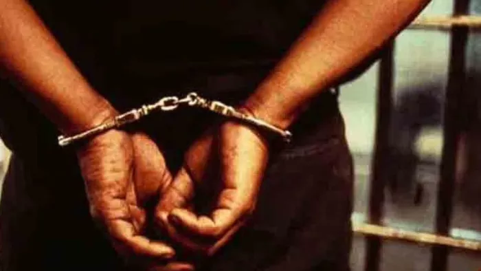 पुलिस गिरफ्त में नीरज बवाना के पिता।