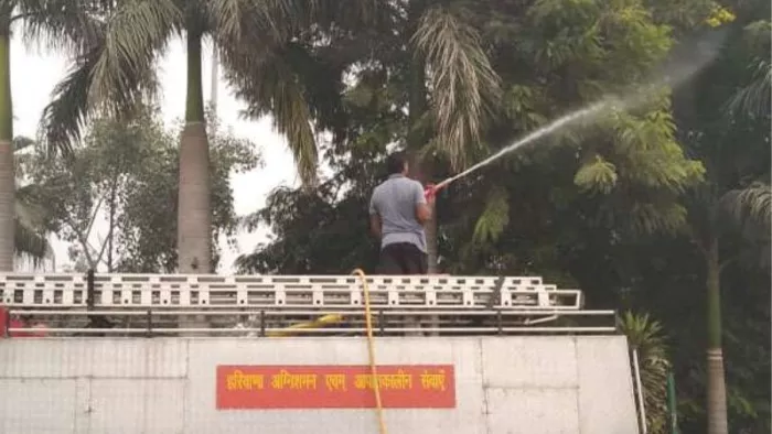 ग्रेप में कच्ची और टूटी सड़कों पर पानी का छिड़काव किया जाएगा। फाइल फोटो