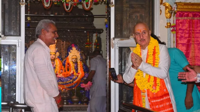 अयोध्या रामलला देवस्थानम में भगवान की आरती करते प्रख्यात सिने अभिनेता अनुपम खेर व उपस्थित जगदगुरु डा. राघवाचार्य(बाएं) l जागरण