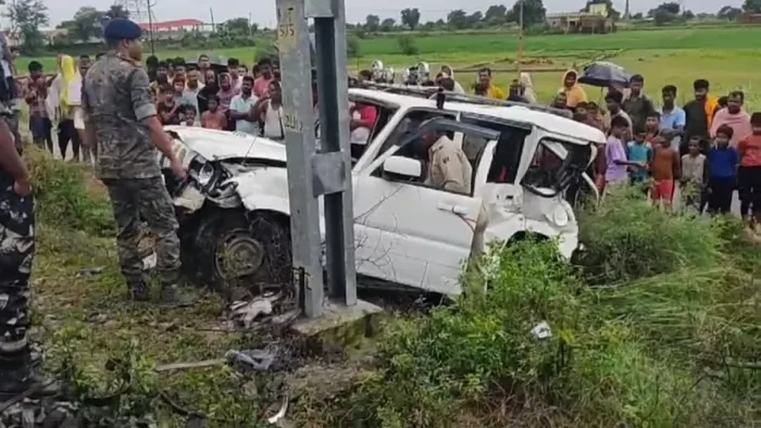 Bhojpur: भभुआ-पटना इंटरसिटी एक्सप्रेस से टकराई स्कॉर्पियो बुरी तरह क्षतिग्रस्त, घायल चालक अस्पताल में भर्ती