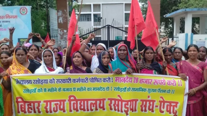 रसोइयों से शौचालय साफ कराने का आरोप, प्रदर्शन कर सरकार को दी धमकी