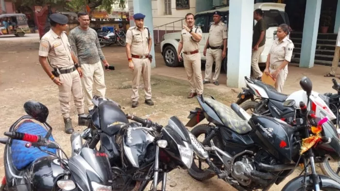 डुमरांव मे शिक्षण संस्थानों के आसपास बाइक के साथ पकड़े गए युवाओं को चेतावनी देते पुलिस अधिकारी। जागरण