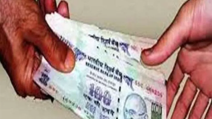 Agra News: चिट फंड एवं सोसाइटी का बाबू एक लाख रुपये घूस लेते गिरफ्तार