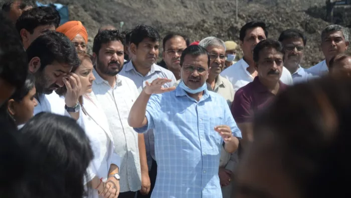 भलस्वा लैंडफिल साइट का दौरा करने पहुंचे सीएम केजरीवाल।