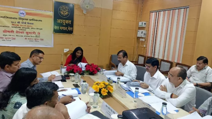 मेरठ में जीडीए की बैठक करती मंडायुक्त सौजन्य जीडीए