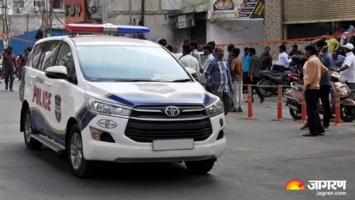 EPE से AC के पार्ट्स से भरा पिकअप लेकर हुए फरार।