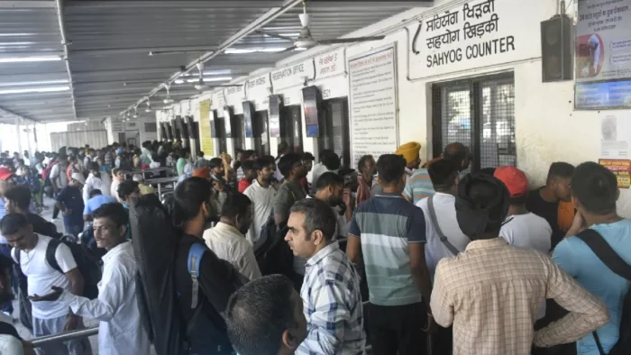 रेलवे टिकट काउंटर पर यात्रियों की भीड़