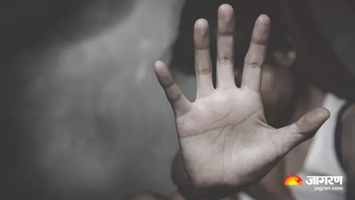 किशोरी ने शिक्षिका को बताई अपने सौतेले पिता की करतूत।