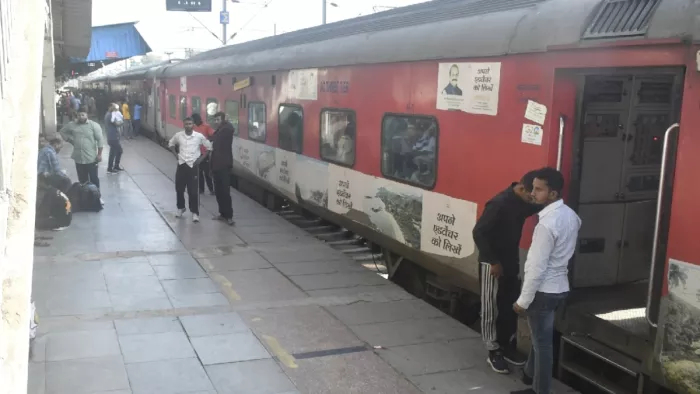 गाड़ी छोड़कर भाग गार्ड बेबस हो गए पैसेंजर
