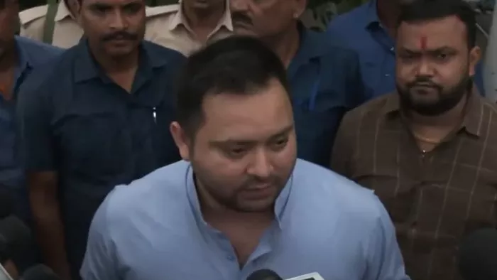 मनोज झा के साथ खड़े हुए तेजस्वी, कहा- किसी जाति की बात नहीं की है उन्होंने