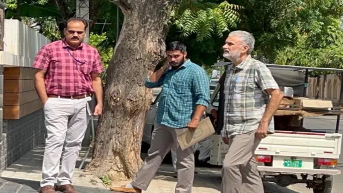 विजिलेंस ने मनप्रीत बादल के करीबी शराब ठेकेदार जुगनू के घर पर दी दबिश।