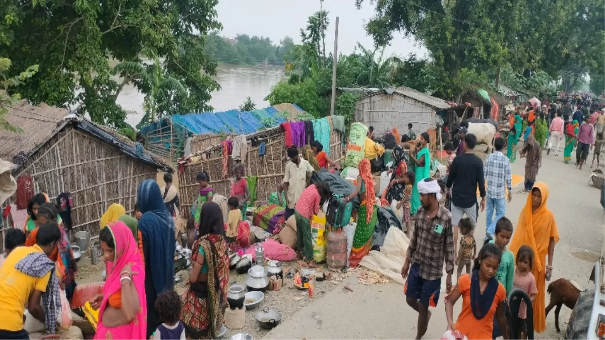Bihar Flood: बाढ़ से मचा हाहाकार, आंखों के सामने घरों को नदी में समाते देखते रह गए लोग
