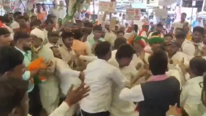 सम्मेलन में आपस मे मारपीट करते कांग्रेस कार्यकर्ता। वीडियो ग्रेब