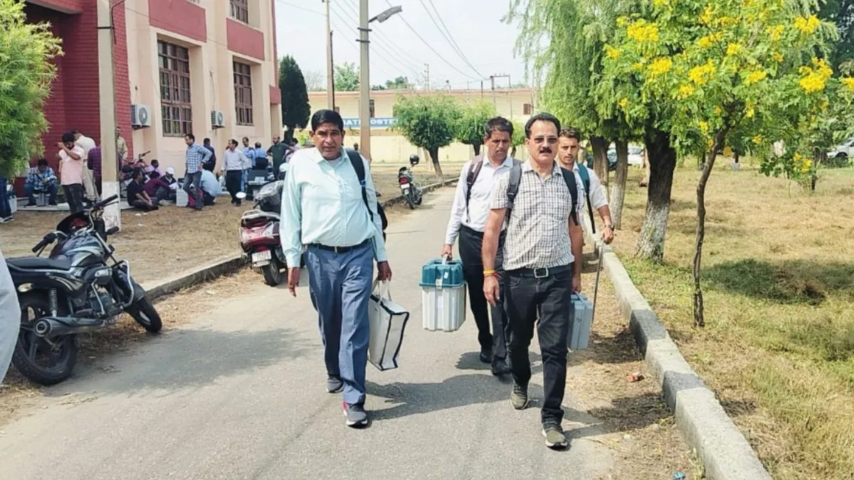 J&K Election 2024: आखिरी चरण की वोटिंग कल, EVM के साथ अपने-अपने मतदान केंद्रों पर पहुंचे कर्मचारी