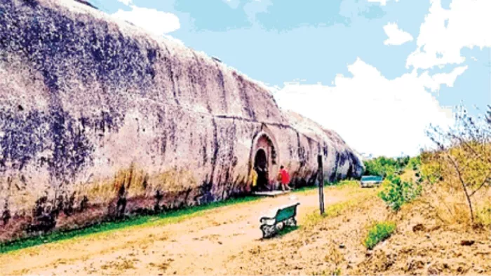 Bihar Tourism : वाणावर पहाड़ पर मौजूद गुफा।