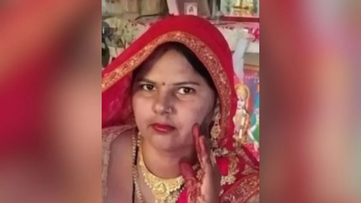 जलती चिता से बाहर निकाला गया महिला का शव, बेटी ने किया खुलासा- पापा ने मम्मी की गला दबाकर हत्या की