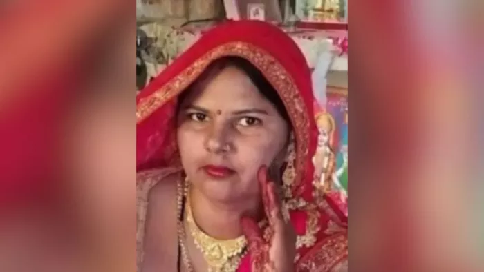 पुलिस ने अधजले शव को चिता से निकाल कर पोस्टमार्टम के लिए भेज दिया।