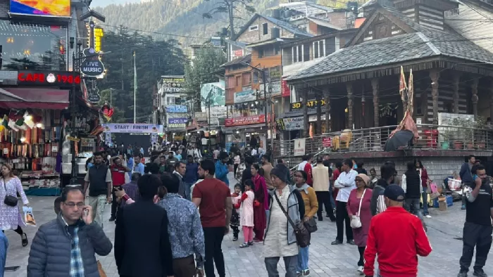 Manali News: मनाली में पर्यटकों की बढ़ी आमद