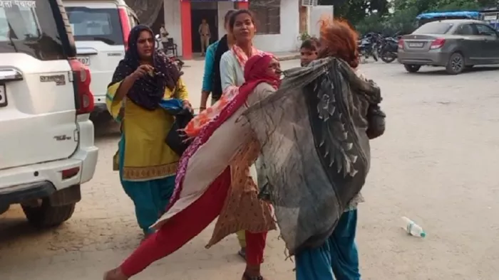 लोहियानगर थाने में पुलिस के सामने दो समधन के बीच होती मारपीट।