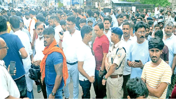 थड़पखना में रविवार की सुबह प्रतिबंधित मांस मिलने के बाद सड़क को जाम करते लोग।