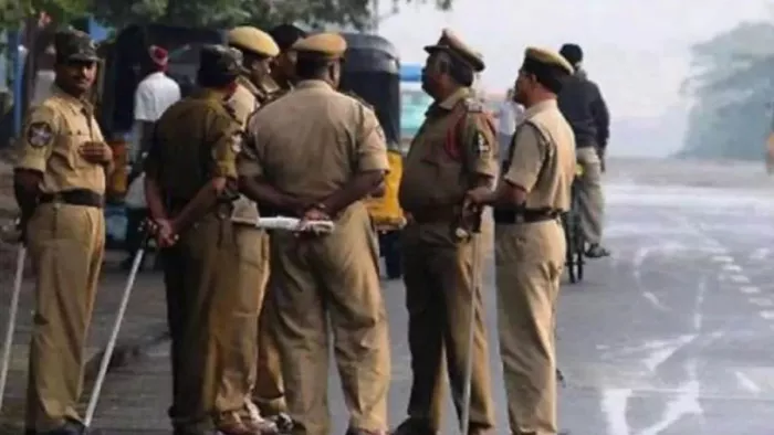 पुलिस की वर्दी में बस के सह-चालक को लूटा। प्रतीकात्मक तस्वीर