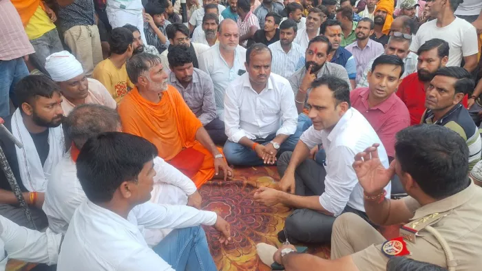 शामली में धरना पर बैठे यशवीर महाराज।